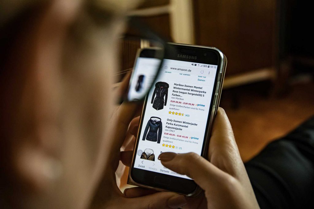 Orang sedang berbelanja online