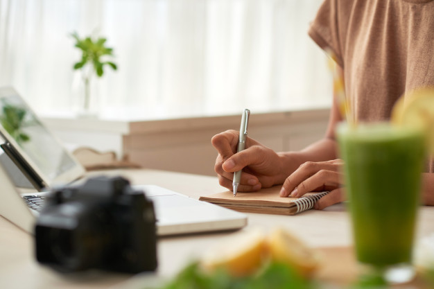 Blogger menulis konten idea untuk inbound marketing
